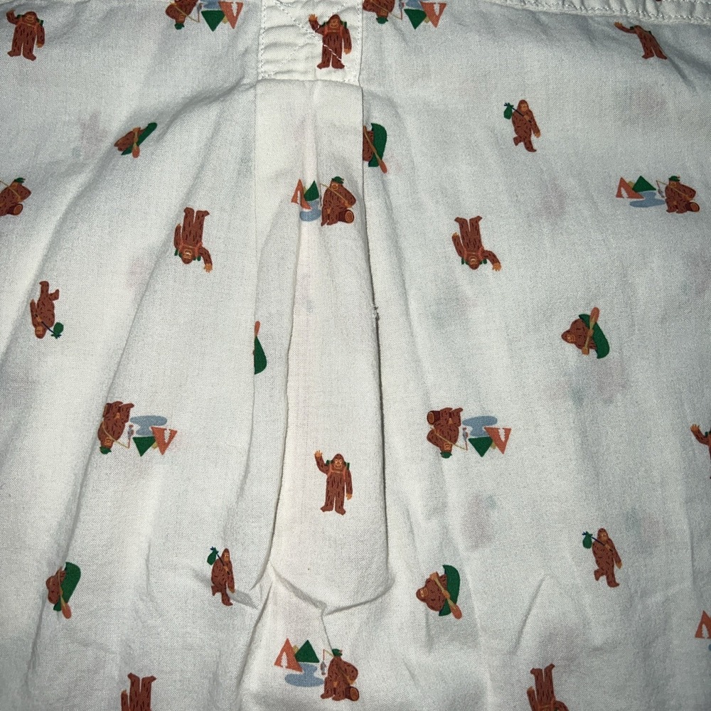 Eddie Bauer Mens Bigfoot Button Up Shirt L Ivory Cotton Sasquatch Print - Picture 8 of 8